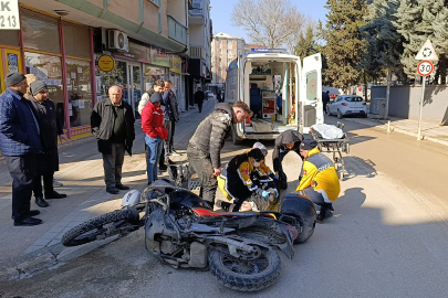 Devrilen motosikletteki 2 kişi yaralandı; arkadaşının başından ayrılmadı